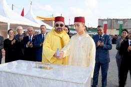 Image du Maroc Professionnelle de  Sa Majesté le Roi Mohammed VI, accompagné du Prince Héritier Moulay El Hassan lance trois projets solidaires dédiés aux femmes et aux jeunes dans la province de Kénitra, le 21 Mai 2018 (Photo/ SPPR) via Jalilbounhar.com 